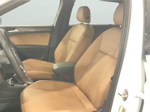 Certified 2024 Volkswagen Tiguan SE w/ Panoramic Sunroof Package AWD/4WD image 23