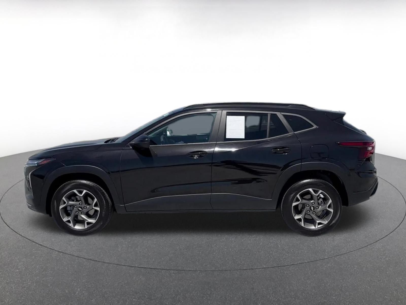 Used 2025 Chevrolet Trax LT FWD image 8