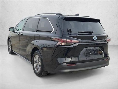 Used 2024 Toyota Sienna XLE image 8