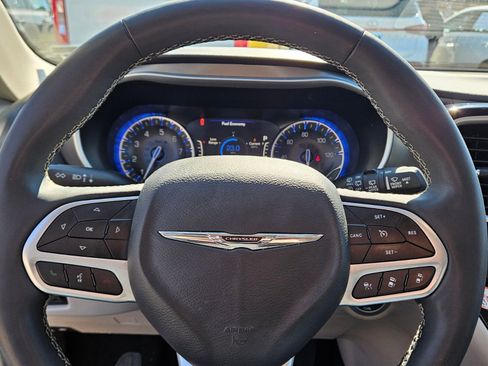 Used 2023 Chrysler Pacifica Touring-L image 25