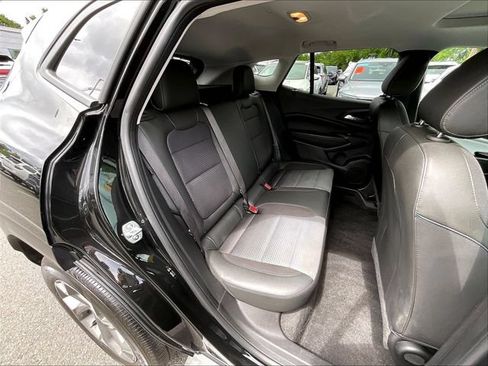 Used 2025 Chevrolet Trax LT w/ Sunroof Package FWD image 24