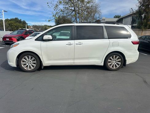 Used 2017 Toyota Sienna Limited image 2