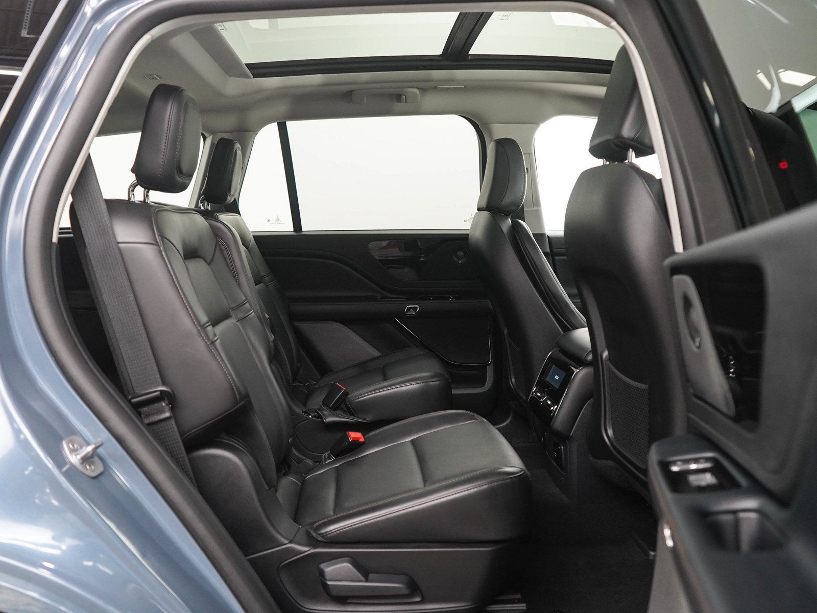 Used 2025 Lincoln Aviator AWD w/ Jet Appearance Package image 12
