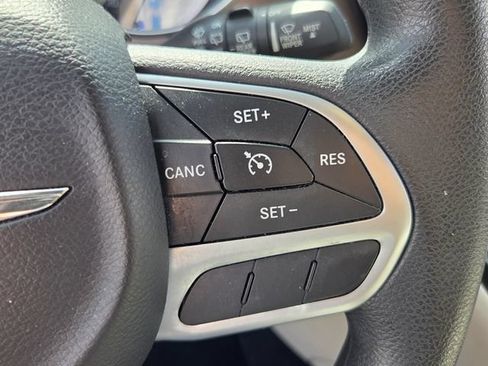 Used 2017 Chrysler Pacifica Touring FWD image 21