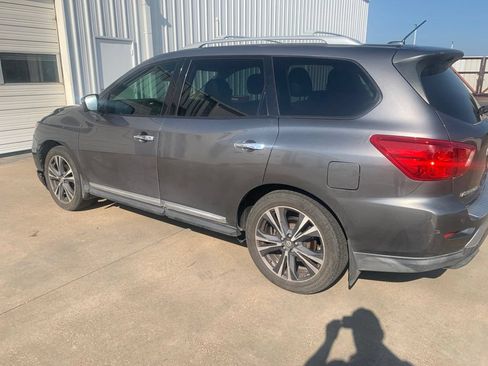 Used 2017 Nissan Pathfinder Platinum FWD image 5