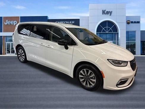 Used 2024 Chrysler Pacifica Select image 9