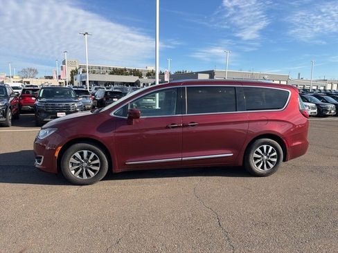 Used 2020 Chrysler Pacifica Touring-L Plus image 4