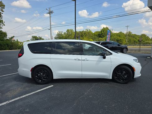 Used 2024 Chrysler Pacifica Limited FWD image 7