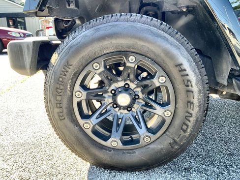 Used 2016 Jeep Wrangler Sahara w/ Connectivity Group AWD/4WD image 18