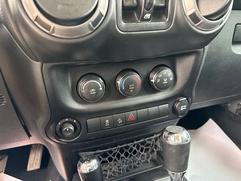 Used 2014 Jeep Wrangler Unlimited Sport w/ Quick Order Package 24S AWD/4WD image 32