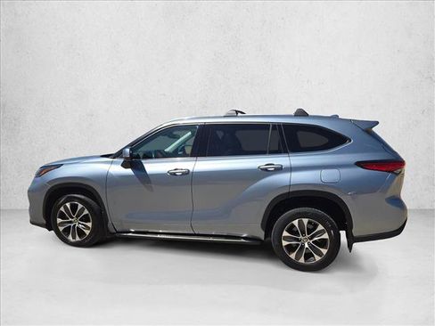 Used 2021 Toyota Highlander XLE FWD image 9
