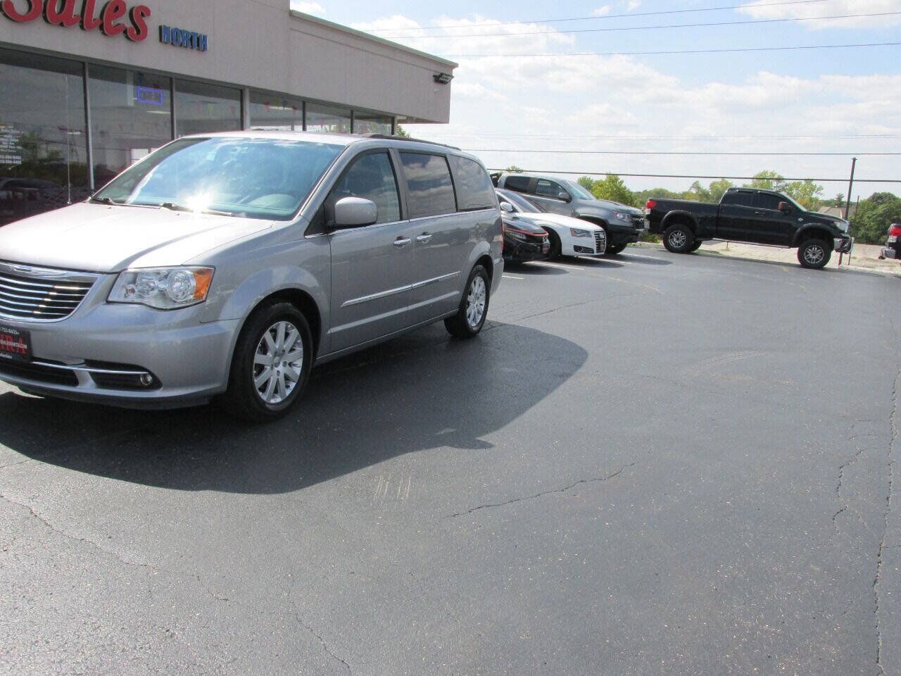 Used 2015 Chrysler Town & Country Touring w/ Driver Convenience Group FWD image 4