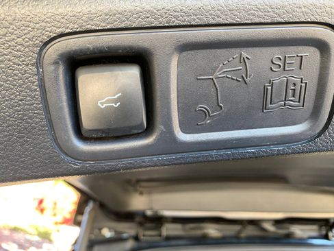 Used 2024 Ford Expedition Limited image 7