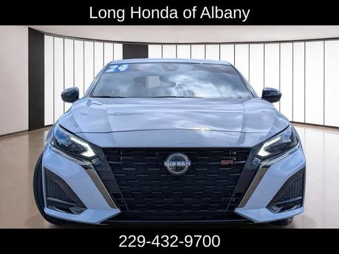 Used 2024 Nissan Altima 2.5 SR w/ SR Premium Package FWD image 2