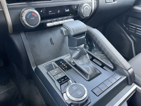 Used 2025 Toyota Tacoma SR5 AWD/4WD image 20