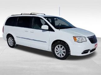 Used 2016 Chrysler Town & Country Touring video 2