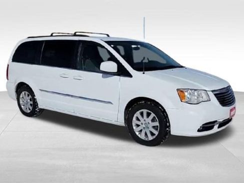 Used 2016 Chrysler Town & Country Touring image 2