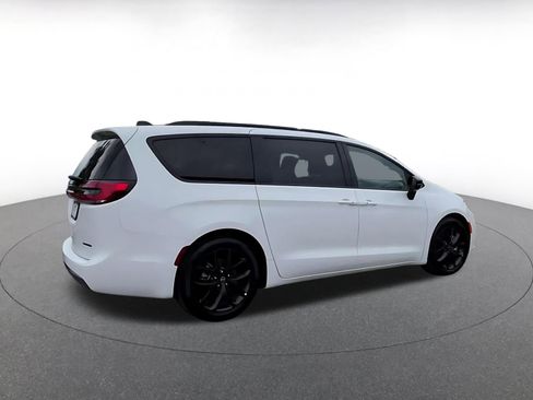 Used 2025 Chrysler Pacifica Limited image 14