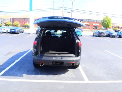 Used 2023 Chevrolet Traverse LT w/ Rear Camera Mirror Package image 9
