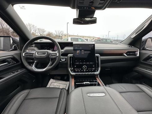 Used 2025 GMC Yukon XL Denali image 3