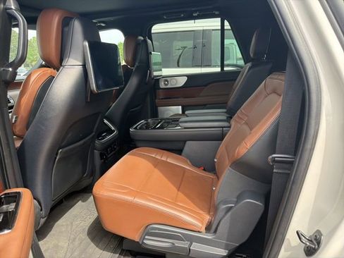Used 2023 Lincoln Navigator L Reserve image 4