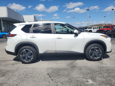 Used 2024 Nissan Rogue SV image 9