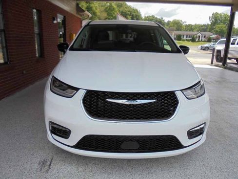 Used 2024 Chrysler Pacifica Touring-L FWD image 3