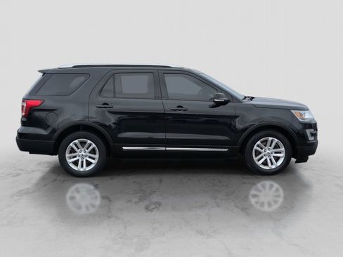 Used 2016 Ford Explorer XLT w/ Equipment Group 202A image 9
