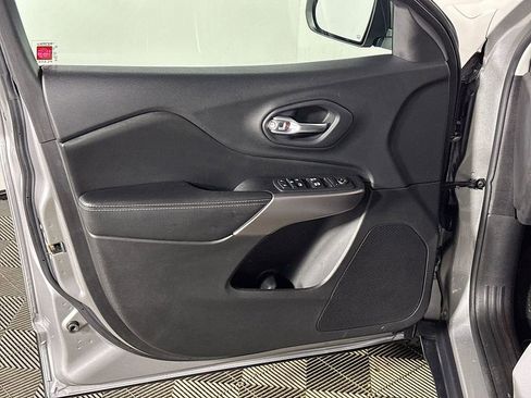 Used 2019 Jeep Cherokee Latitude Plus w/ Cold Weather Group image 10