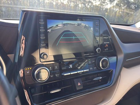 Used 2022 Toyota Highlander XLE image 18