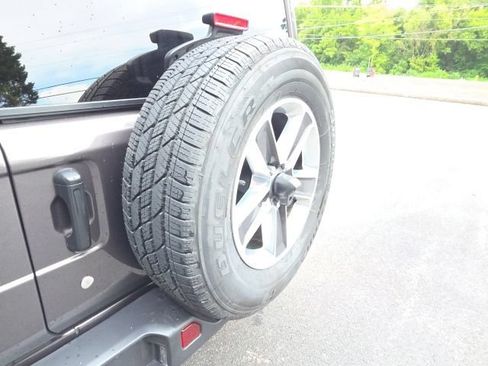 Used 2018 Jeep Wrangler Unlimited Sahara AWD/4WD image 33
