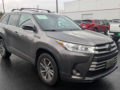 Used 2017 Toyota Highlander XLE AWD/4WD image 4