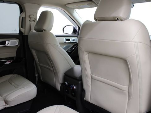 Used 2023 Ford Explorer Platinum w/ Premium Technology Package RWD image 23