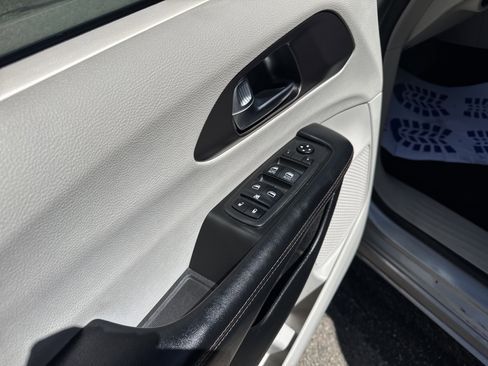 Used 2019 Chrysler Pacifica Touring Plus w/ Tire & Wheel Group FWD image 17