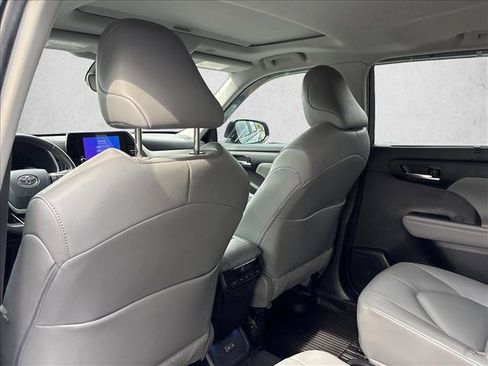 Used 2023 Toyota Highlander XLE FWD image 21