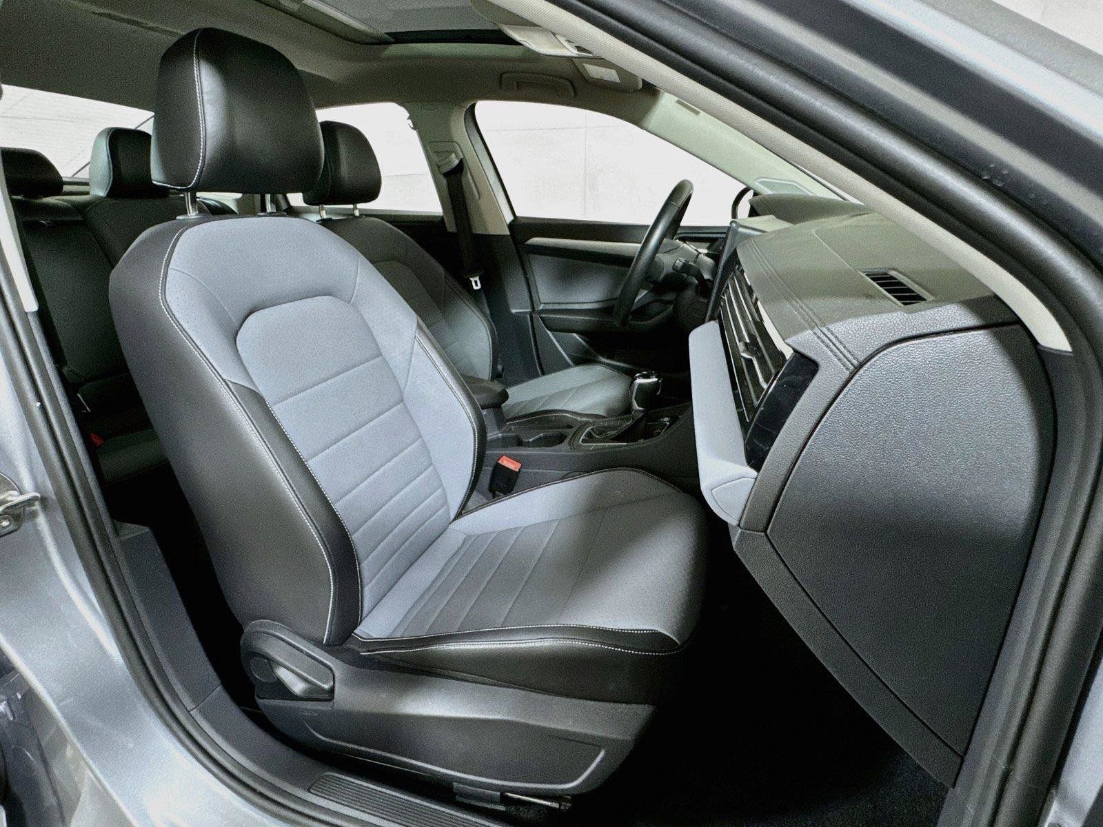 Used 2025 Volkswagen Jetta SE FWD image 26