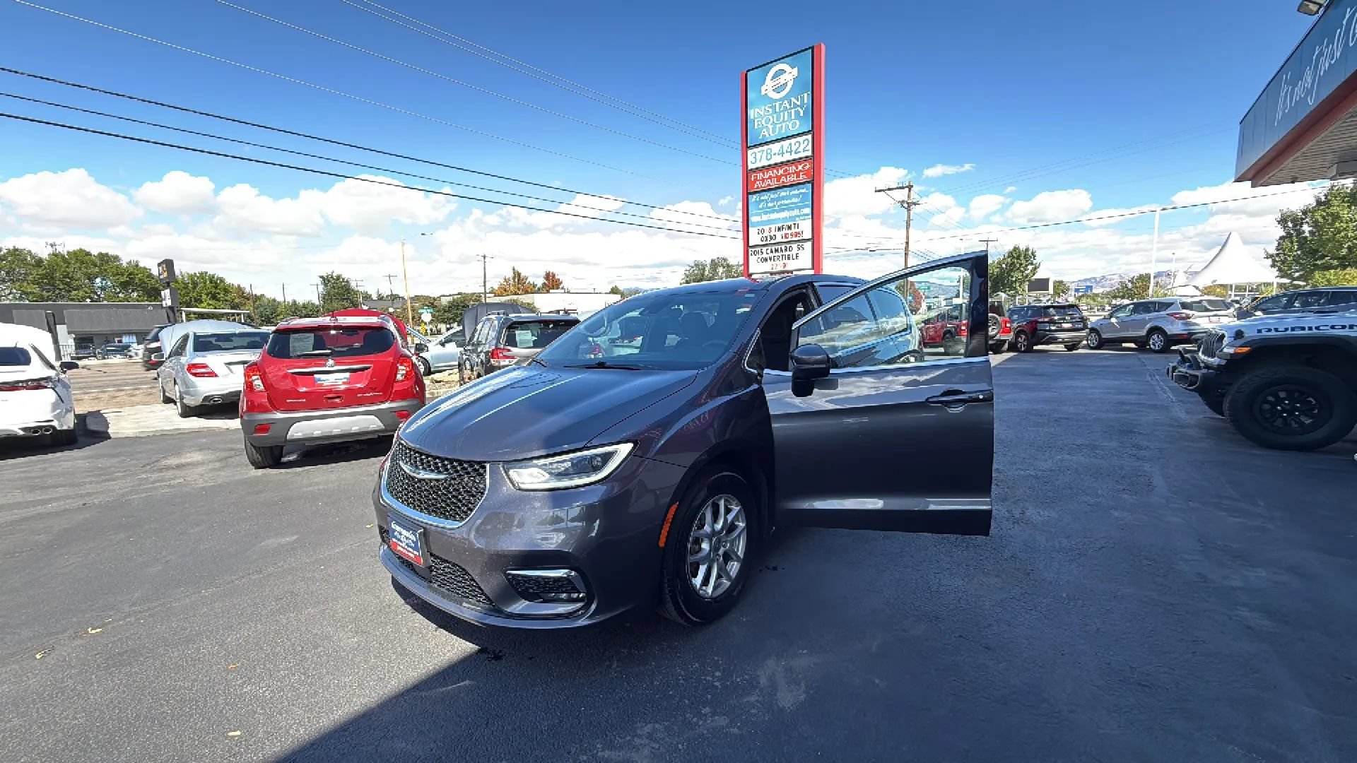 Used 2023 Chrysler Pacifica Touring FWD image 15