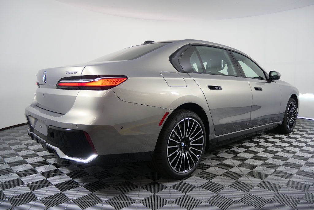 Used 2026 BMW 750e xDrive w/ Executive Package AWD/4WD image 4