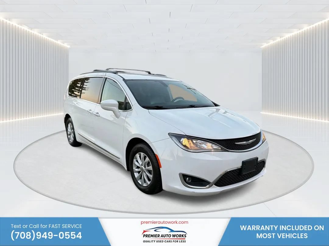 Used 2017 Chrysler Pacifica Touring-L FWD image 3