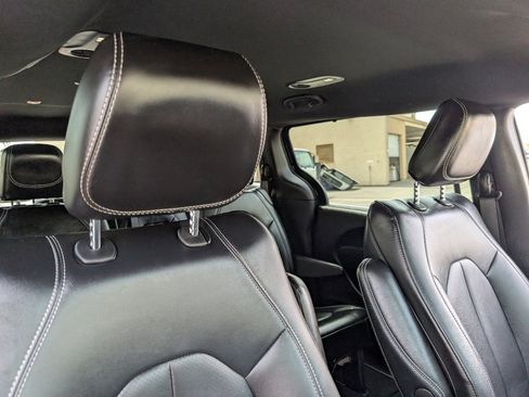 Used 2025 Chrysler Pacifica Select image 3