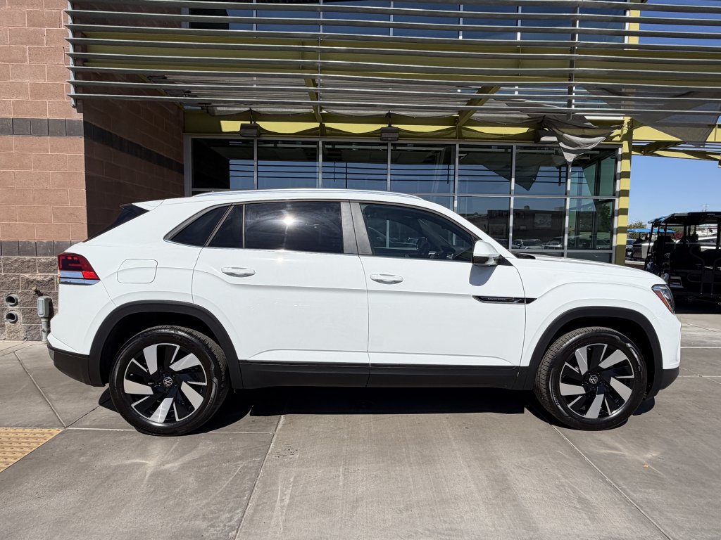 Used 2024 Volkswagen Atlas Cross Sport SE w/ Panoramic Sunroof Package FWD image 9