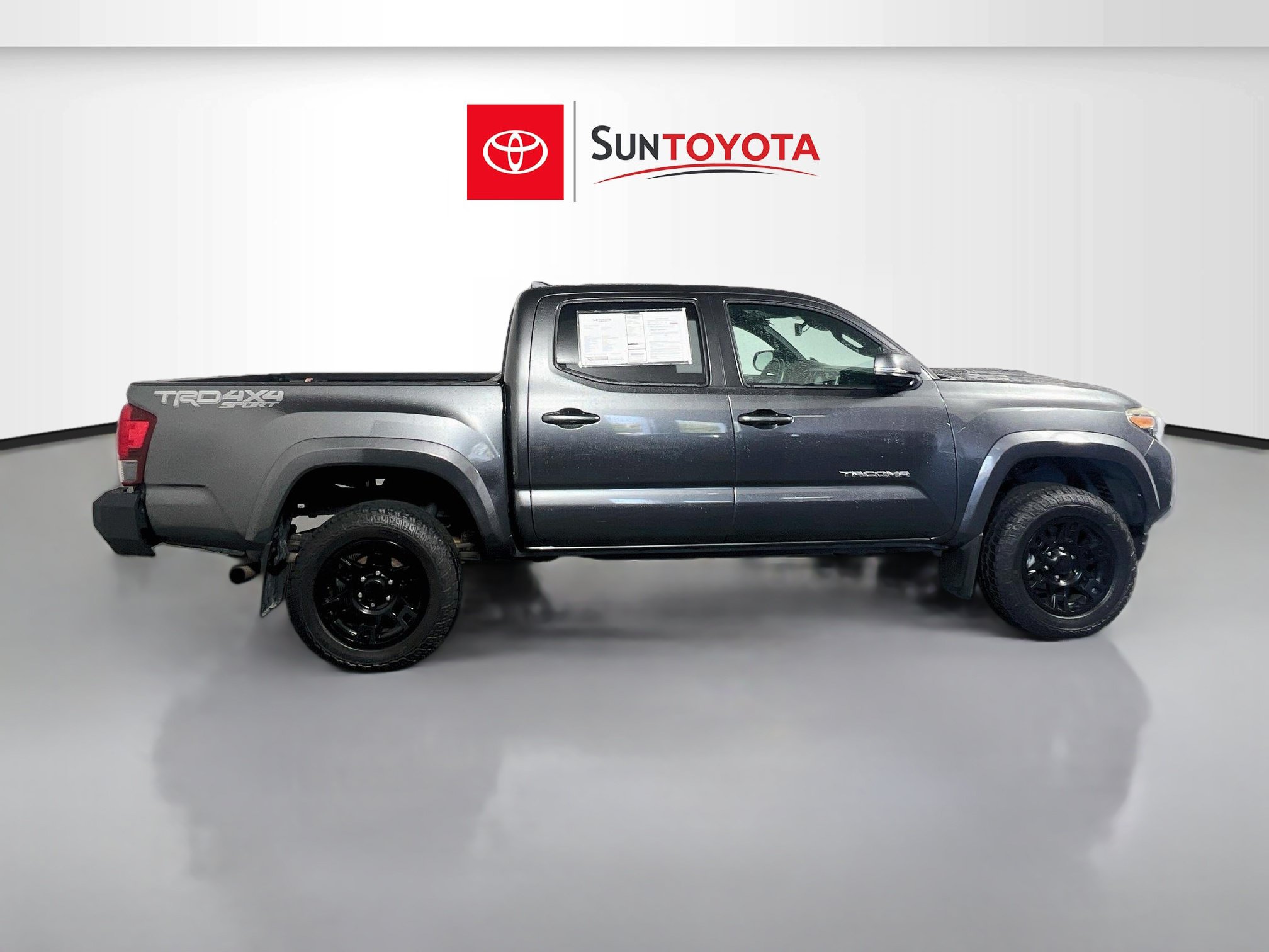 Used 2019 Toyota Tacoma TRD Sport AWD/4WD image 2
