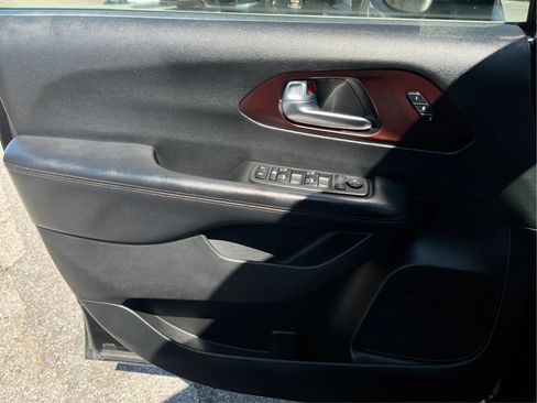 Used 2020 Chrysler Pacifica Touring-L FWD image 22