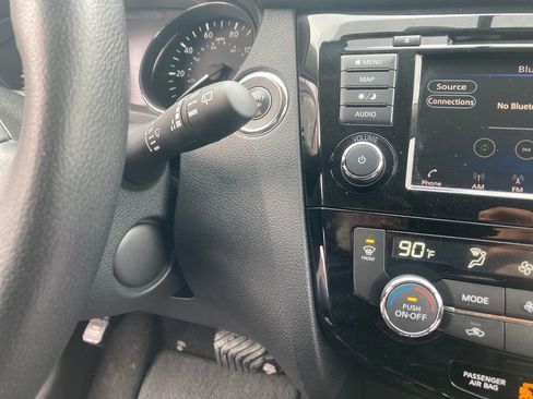 Used 2018 Nissan Rogue SV w/ Premium Package image 21