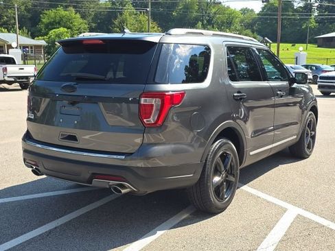Used 2018 Ford Explorer XLT w/ Equipment Group 202A FWD image 5