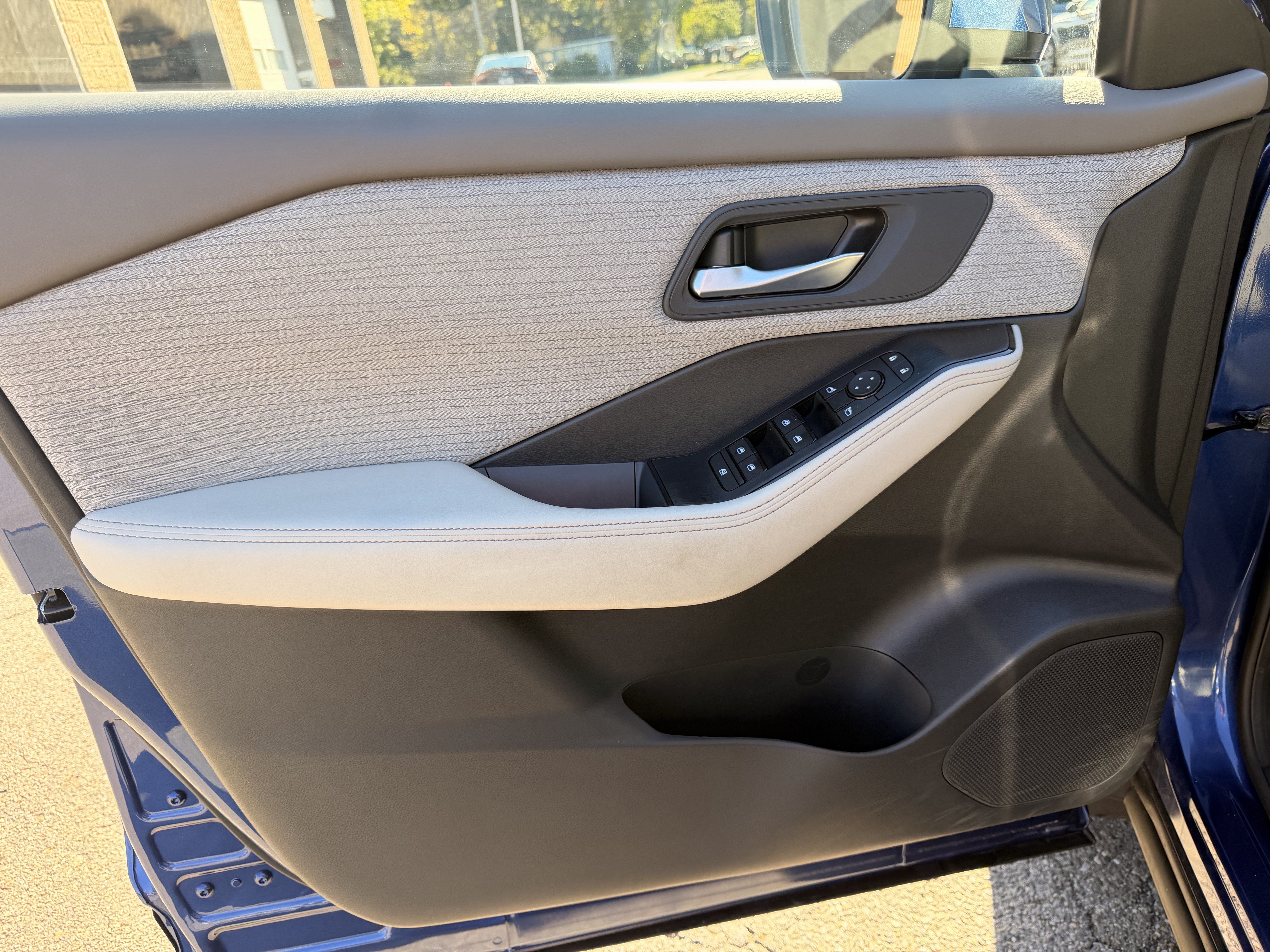 Used 2023 Nissan Rogue SV AWD/4WD image 11