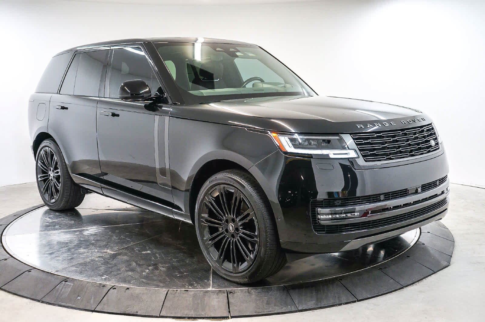 Used 2025 Land Rover Range Rover SE AWD/4WD image 7