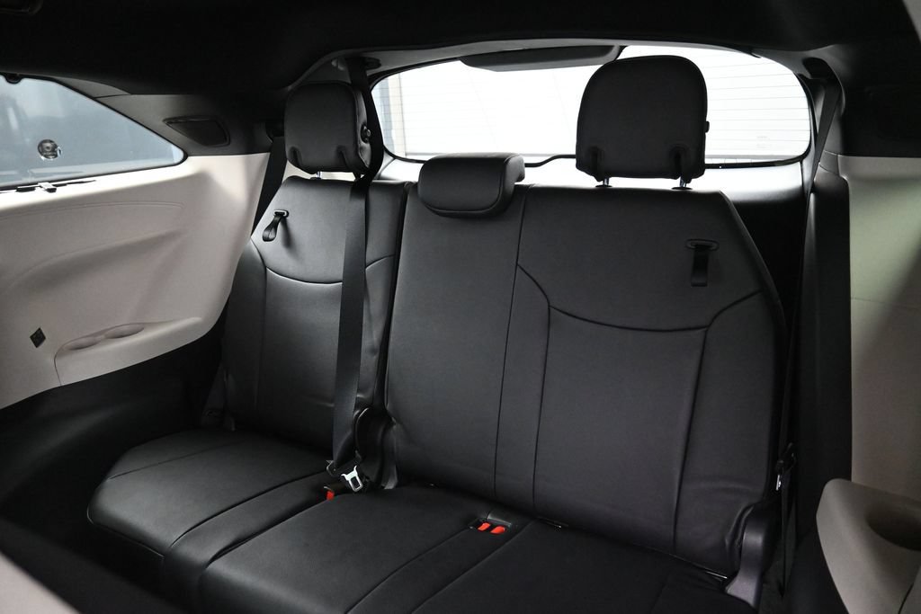 Used 2026 Toyota Sienna Limited FWD image 31