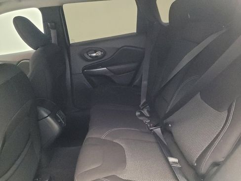 Used 2019 Jeep Cherokee Latitude w/ Popular Appearance Group image 18