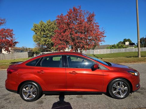 Used 2018 Ford Focus SE w/ SE Appearance Package image 7